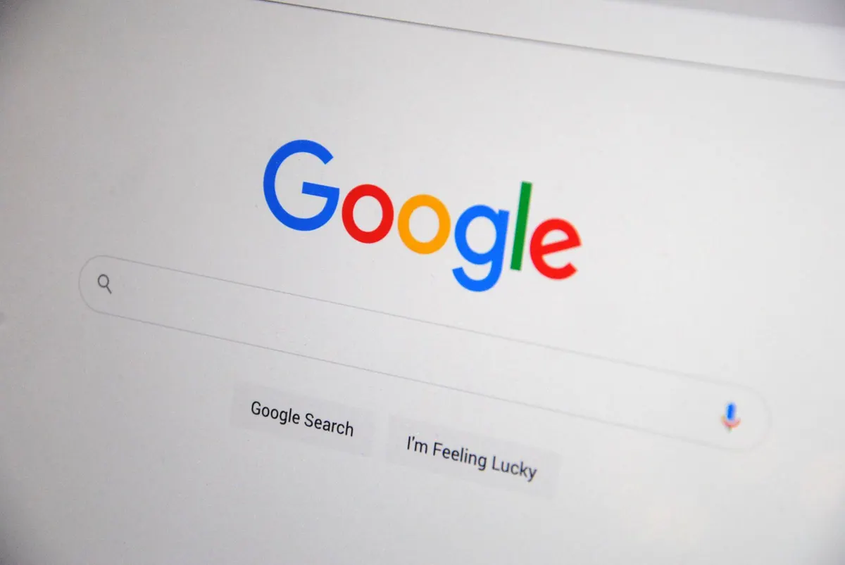 Google pretraga na ekranu — SEO i GEO optimizacija sajta za vidljivost na Google-u i u AI pretraživačima